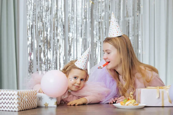 Vidám Boldog Nővérek Ünneplik Születésnapjukat Lufikkal Ajándékokkal Tortával Körülvéve Lányok — Stock Fotó