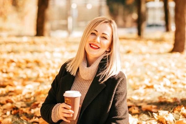 Felice Bionda Gode Delizioso Caffè Passeggiata Serena Nel Parco Autunnale — Foto Stock