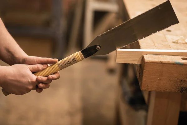 Mãos Carpinteiro Masculino Irreconhecível Serrar Usar Cinzel Grosa Com Madeira — Fotografia de Stock