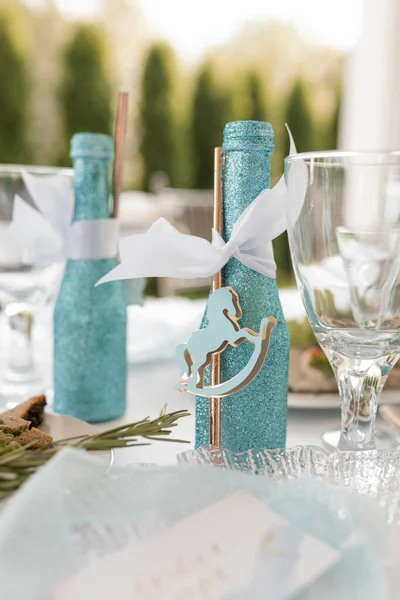 Feestelijke Tafelopstelling Met Versierde Briljante Blauwe Fles Drank Witte Tafellaken — Stockfoto