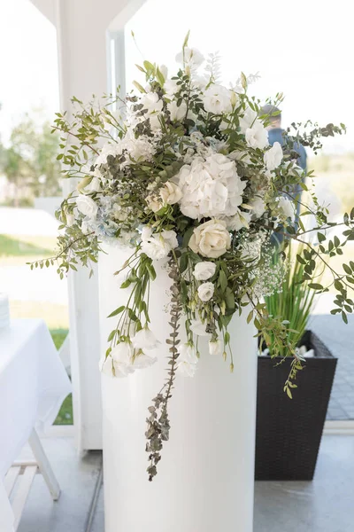 Feestelijke Stand Met Prachtig Boeket Van Verse Bloemen Witte Feestzaal — Stockfoto