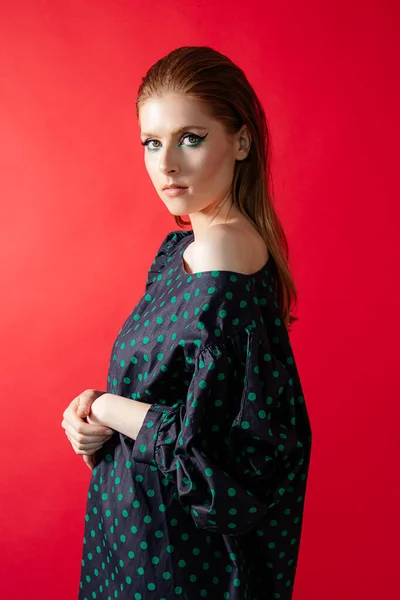 Portret Młodej Pięknej Kobiety Ubranej Czarną Sukienkę Zielone Kropki Polki — Zdjęcie stockowe