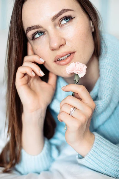Söt Ung Kvinna Som Håller Delikat Blomma Handen Nära Ansiktet — Stockfoto
