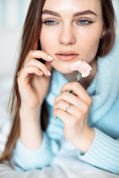 Söt Ung Kvinna Som Håller Delikat Blomma Handen Nära Ansiktet — Stockfoto