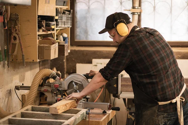 조이너 보호용 앞치마와 헤드폰을 사용하는 사업가는 톱니바퀴가 원형으로 작업장 직업을 — 스톡 사진