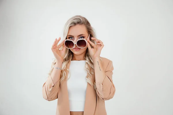 Muotokuva Nuori Kaunis Nainen Liiketoiminnan Nainen Aurinkolasit Beige Puku Valkoisella — kuvapankkivalokuva