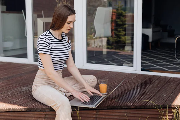 Young Woman Sitting Outdoor Terrace Working Remotely Online Laptop Drink — Stock Photo, Image