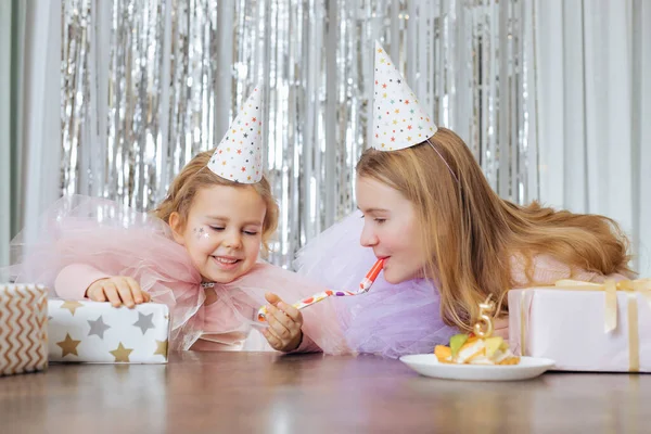 Vicces Pillanatok Ötéves Lány Születésnapjának Megünneplésére Két Nővér Bulikalapban Boldog — Stock Fotó