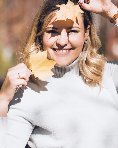 Ritratto Verticale Ravvicinato Donna Sorridente Maglione Leggero Con Foglie Acero — Foto Stock