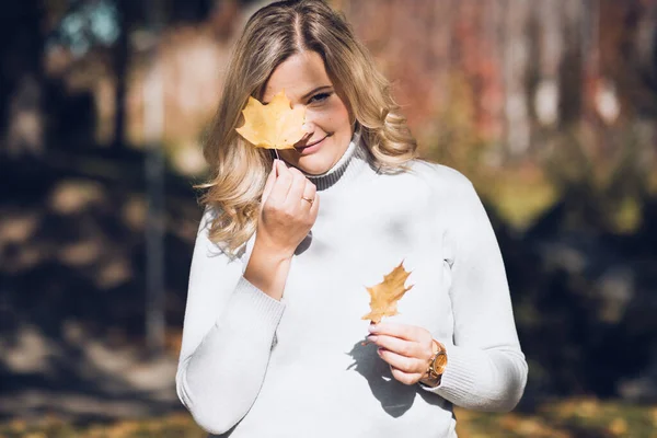 Ora Autunno Bionda Sorridente Copre Scherzosamente Viso Con Foglia Acero — Foto Stock