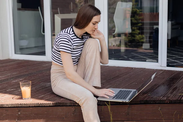 Young Woman Sitting Slouching Outdoor Terrace Working Remotely Online Laptop — Stock Photo, Image