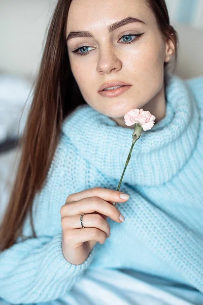 Retrato Romántico Mujer Linda Sosteniendo Flor Cerca Cara Con Ternura —  Fotos de Stock