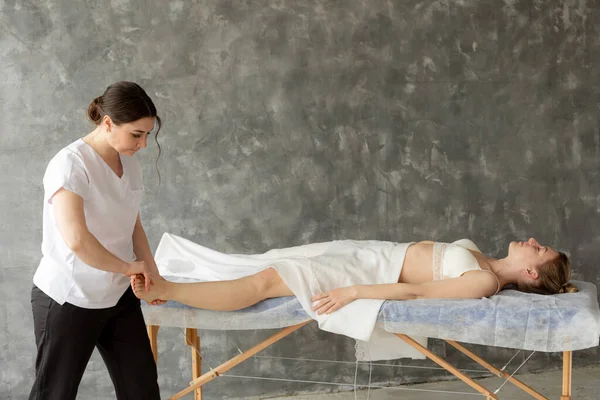 Kadın Doktor Fizyoterapist Osteopat Kadın Hastayı Çamaşırı Havluyla Iyileştiriyor Bacak — Stok fotoğraf