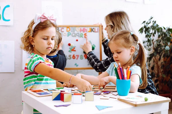 Kleine Mädchen Spielen Mit Würfeln Und Geometrischen Figuren Auf Dem — Stockfoto
