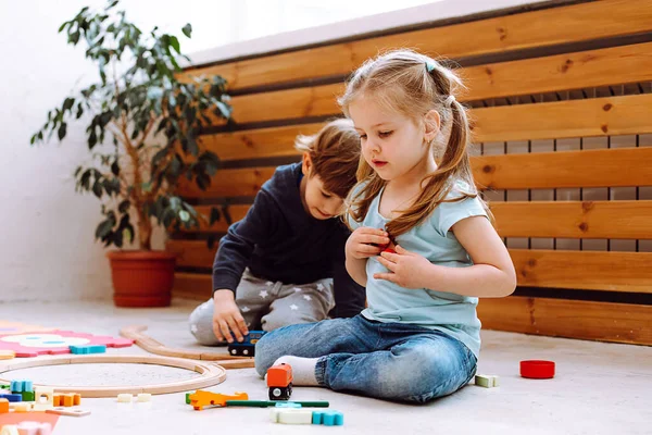 Kleine Mädchen Und Jungen Sitzen Auf Dem Boden Und Spielen — Stockfoto