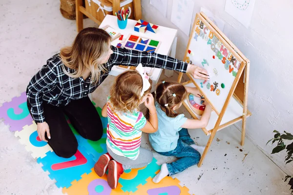 Crianças Pequenas Educador Estudando Números Alfabeto Placa Magnética Sentado Chão — Fotografia de Stock