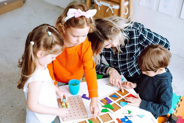 Kleine Kinder Mit Erzieher Falten Bunte Details Des Konstrukteurs Auf — Stockfoto