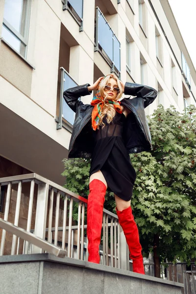 Blonde Parisian Girl Stylish Colorful Headscarf Vintage Leather Jacket Sunglasses — ストック写真