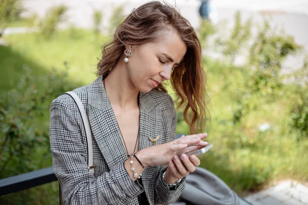 Portrait Stylish Business Woman Sitting Bench Sunny Day City Street — Foto de Stock