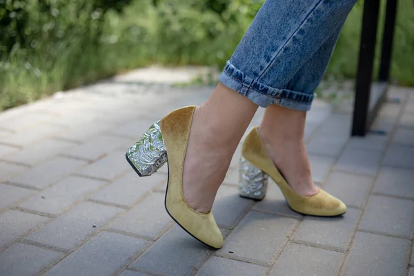 Photo Closeup Legs Business Woman Wearing Stylish Shoes Jeans Yellow — Stockfoto