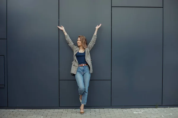 Full Length Photo Happy Young Businesswoman Standing One Leg Leaning — ストック写真