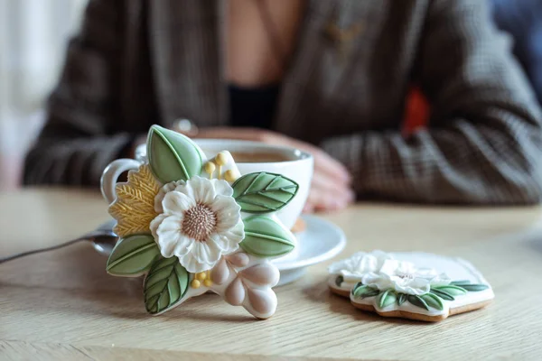 Λευκό Φλιτζάνι Καφέ Στο Πιατάκι Και Ωραία Γλάσο Λουλούδι Σχήμα — Φωτογραφία Αρχείου