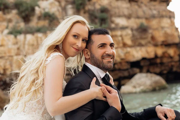 Side View Happy Smiling Couple Sitting Rocky Shore Water Beauteous — Foto de Stock