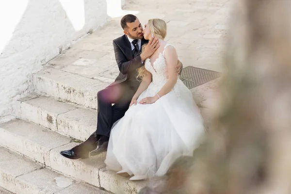 Portrait Beautiful Couple Sitting Old White Concrete Stairs Outdoors Young — Fotografia de Stock