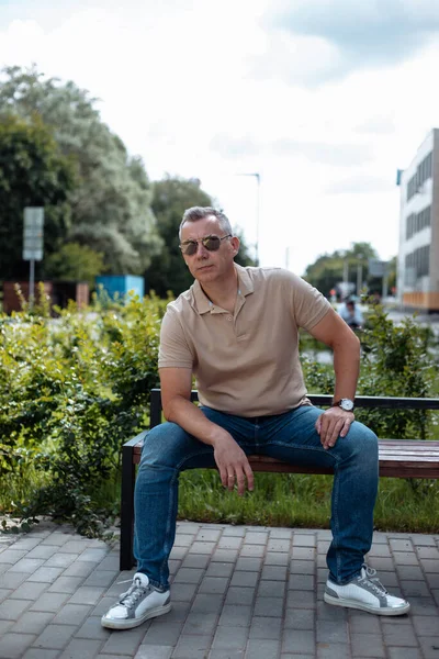 Portrait Senior Brutal Man Sunglasses Sitting Bench Landscaped House Yard — Stockfoto