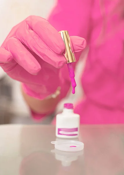 Cropped Photo Manicurist Master Wearing Bright Pink Uniform Gloves Holding — Fotografia de Stock