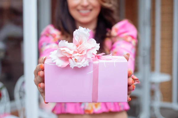 Cropped Smiling Dark Haired Woman Showing Holiday Present Wrapped Pink — Stock fotografie