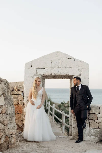 Portrait Blissful Wedding Couple Standing White Ancient Arch Meeting Eyes — Fotografia de Stock