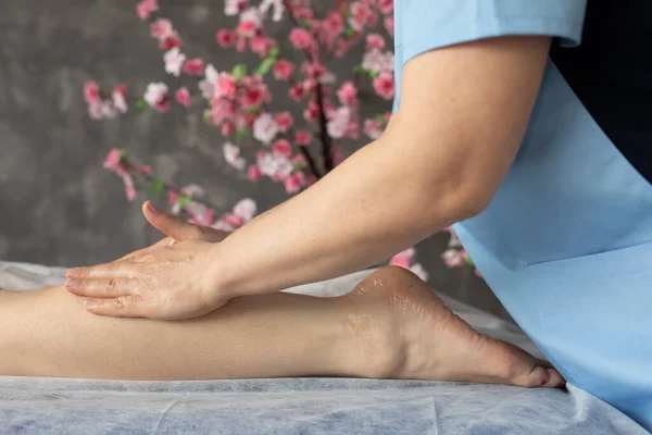 Unrecognizable Masseuse Wearing Blue Uniform Massaging Legs Woman Patient Lying — Stok fotoğraf