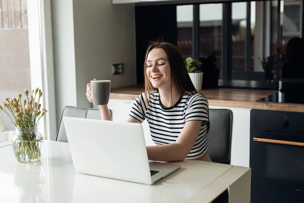 Laughing Joyful Dark Haired Businesswoman Sitting Kitchen Working White Laptop — Stock Photo, Image