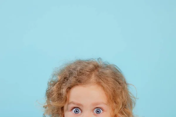 Cropped Small Little Expressive Shocked Curious Curly Blonde Girl Pink — Stockfoto