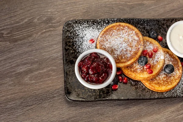 Pancake Tradisional Yang Lezat Dengan Buah Beri Dan Saus Selai — Stok Foto
