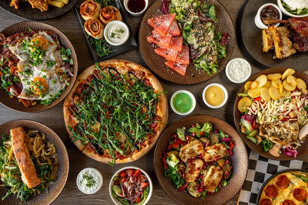 Makan Siang Bisnis Kafe Makanan Lezat Atas Meja Pizza Dengan — Stok Foto