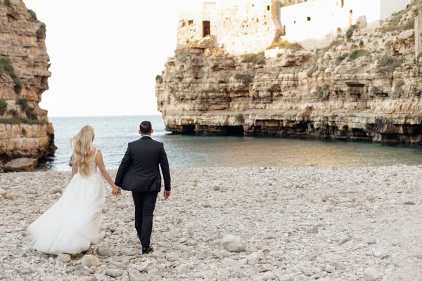 Visão Traseira Casal Casamento Andando Costa Pedregosa Mar Adriático Perto — Fotografia de Stock