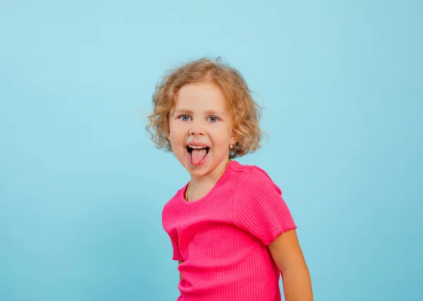Πορτρέτο Του Ευτυχισμένου Μπλε Eyed Κοριτσάκι Σγουρά Ξανθά Μαλλιά Φορώντας — Φωτογραφία Αρχείου