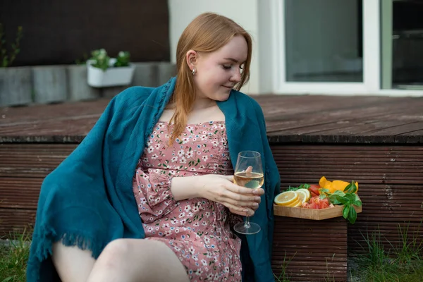 Eine Offenherzige Romantische Ruhige Blonde Frau Studentin Rosa Kleid Bedeckt — Stockfoto