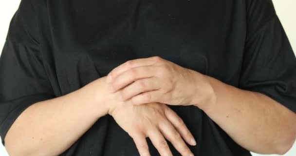 Rozdzielczość Dojrzała Kobieta Czarnej Koszulce Drapiąca Się Ręce Podczas Pracy — Wideo stockowe