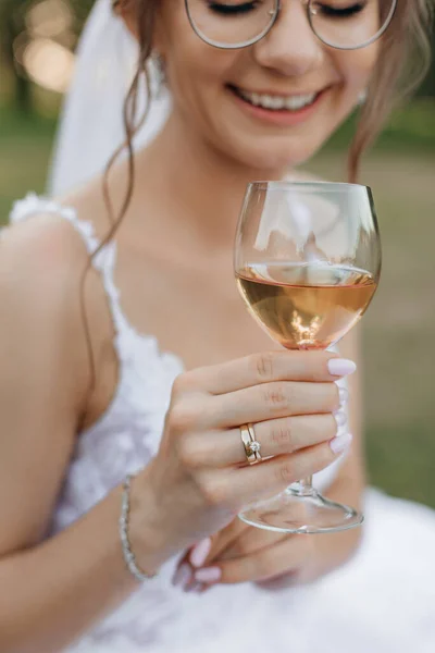 Vertical Portrait Cropped Smiling Bride Wedding Dress Veil Glasses Drinking — Stock Photo, Image