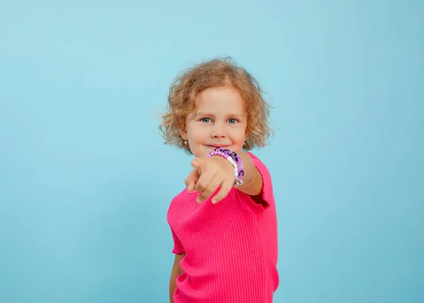 Küçük Anlamlı Kendine Güvenen Oyuncu Pembe Tişörtlü Kıvırcık Saçlı Mavi — Stok fotoğraf