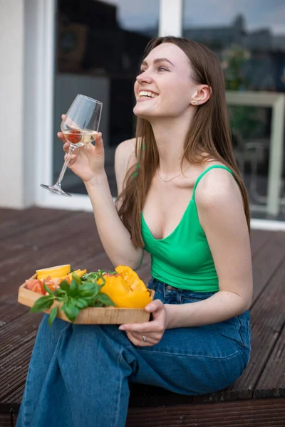 Vertikal Lachende Brünette Frau Grünem Top Und Jeans Trinken Wein — Stockfoto