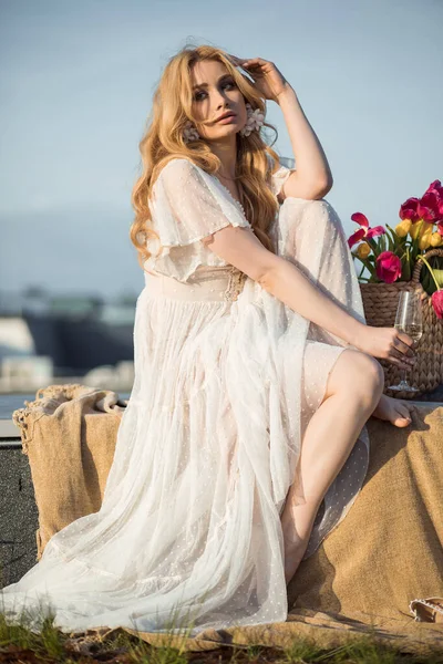 Superbe Femme Robe Blanche Romantique Assise Sur Une Couverture Avec — Photo