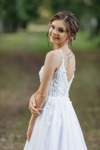 Retrato Vertical Joven Novia Bonita Tímida Brillante Encantadora Con Moño — Foto de Stock