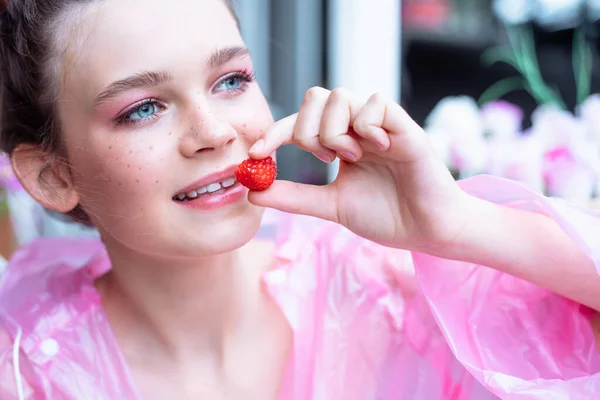 Close Portret Van Charmante Jonge Meisje Met Schattige Make Zitten — Stockfoto