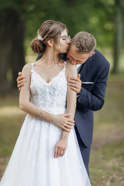 Retrato Casal Casamento Incrível Fora Parque Verão Jovem Bela Noiva — Fotografia de Stock