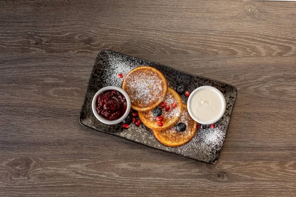 Pancake Tradisional Yang Lezat Manis Lezat Dengan Buah Beri Dan — Stok Foto
