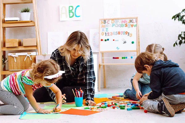 Crianças Educador Dobrando Lego Desenho Com Lápis Coloridos Marcadores Sentados — Fotografia de Stock